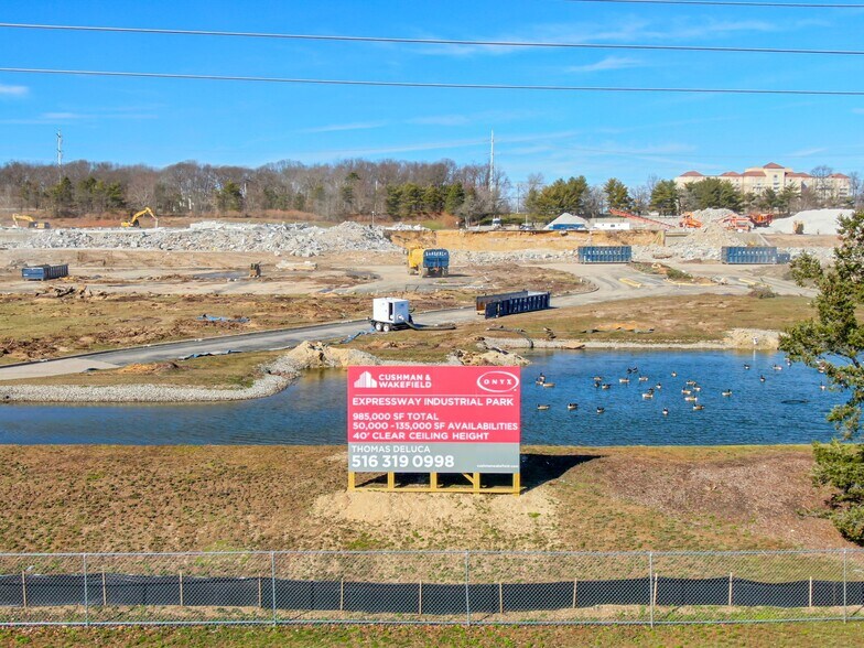 More Photos Of 1 Ca Plz, Hauppauge Warehouse For Lease