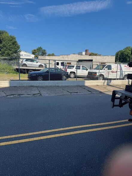 More Photos Of 562 E 18th St, Paterson Auto Repair For Lease