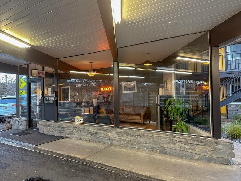 More Photos Of 1450 Ashland St, Ashland Hotel For Sale