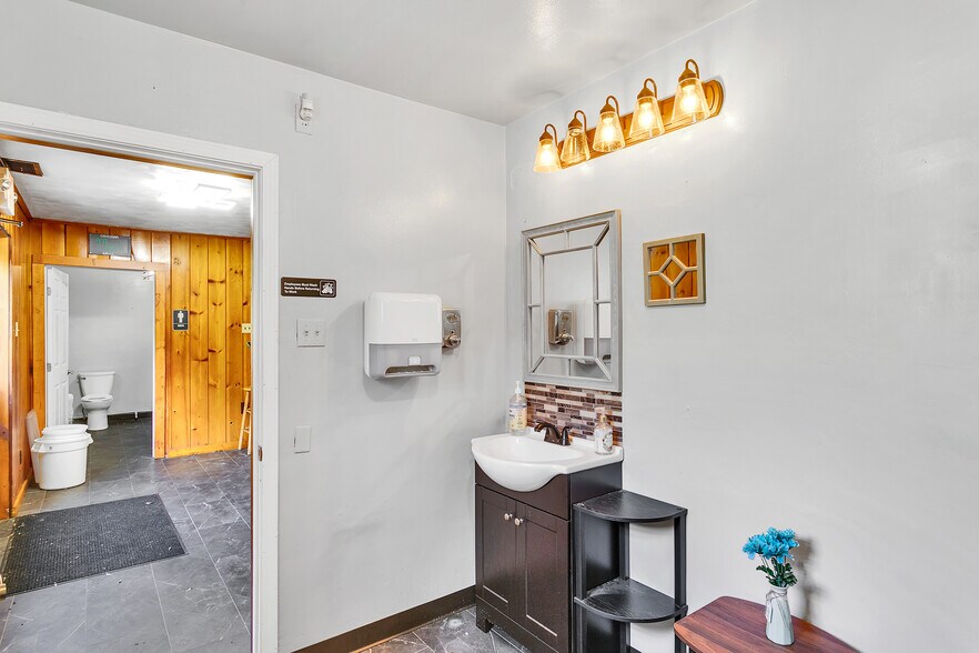 More Photos Of 715 Craigdell Rd, New Kensington Bar For Sale