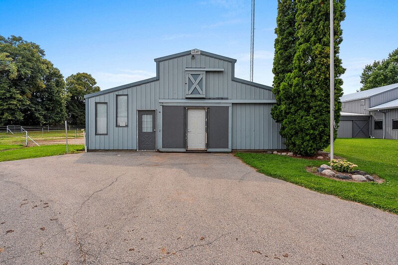 More Photos Of N5367 Mayflower Rd, Shiocton Office For Sale