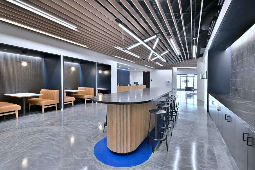 More Photos Of 2100 W 21st St, Broadview Light Manufacturing For Lease