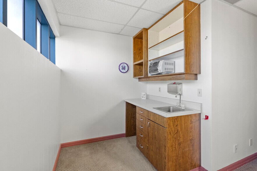 More Photos Of 44215 15th St W, Lancaster Medical For Sale