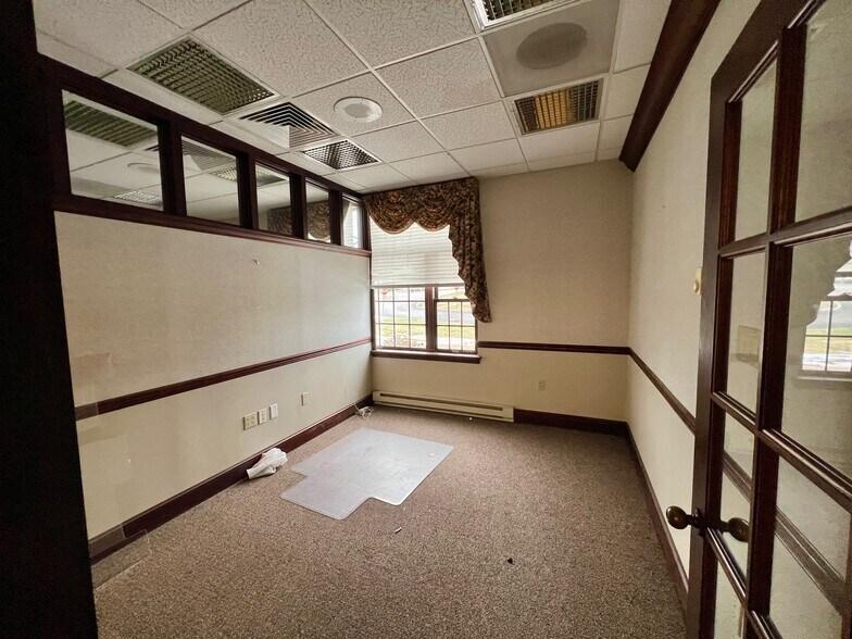 More Photos Of 565 Baltimore Pike, Avondale Bank For Lease