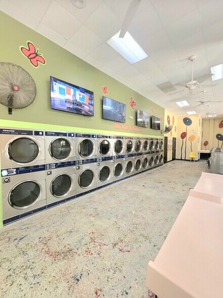 More Photos Of 3270 Bayshore Dr, Naples Freestanding For Sale