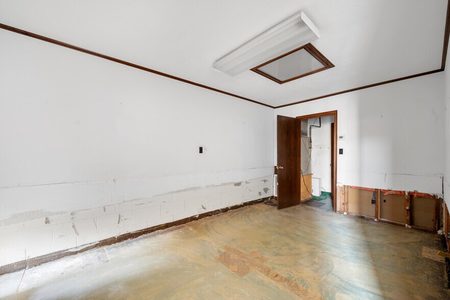 More Photos Of 308-310 S Main St, Lindsay Office For Sale