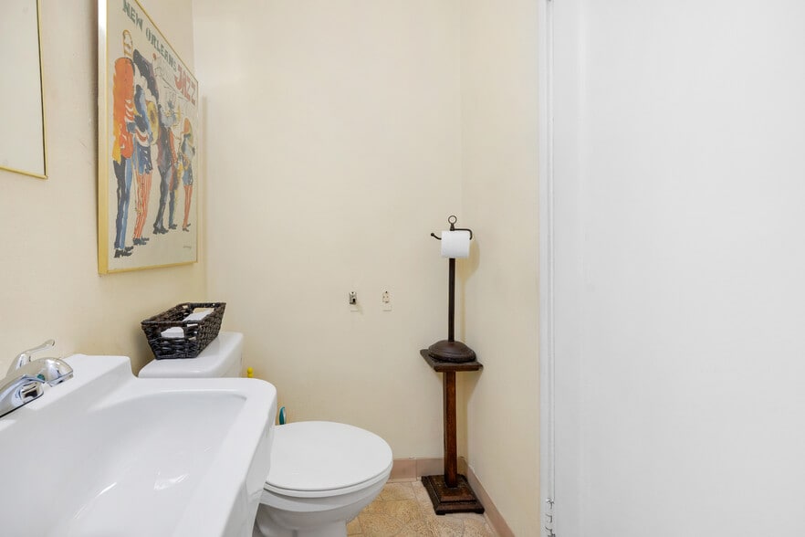 More Photos Of 2037 E Madison St, Seattle Storefront Retail Office For Sale