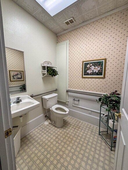 More Photos Of 945 E Broadway St, Fort Meade Specialty For Sale