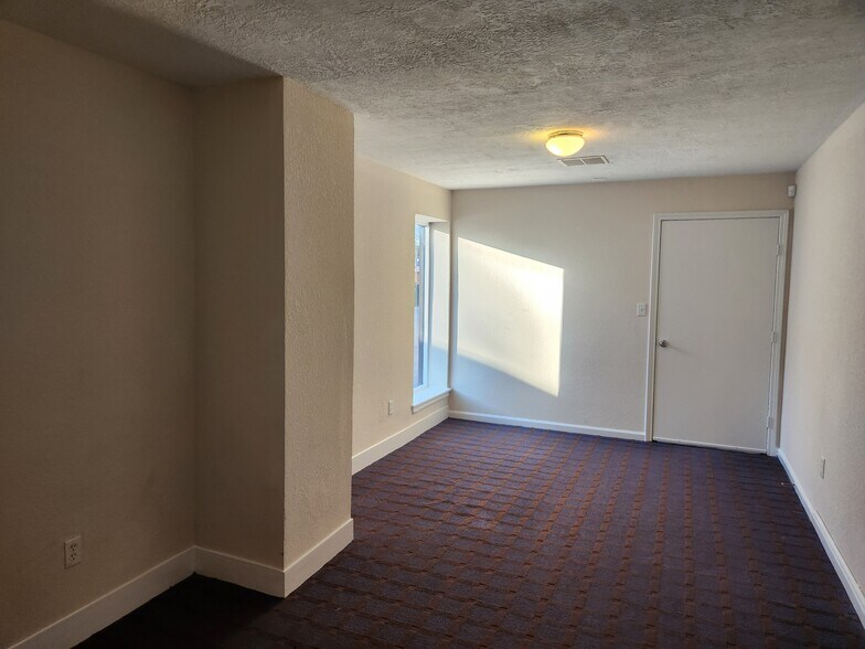 More Photos Of 17610 Hufsmith Kohrville Rd, Tomball Industrial For Lease