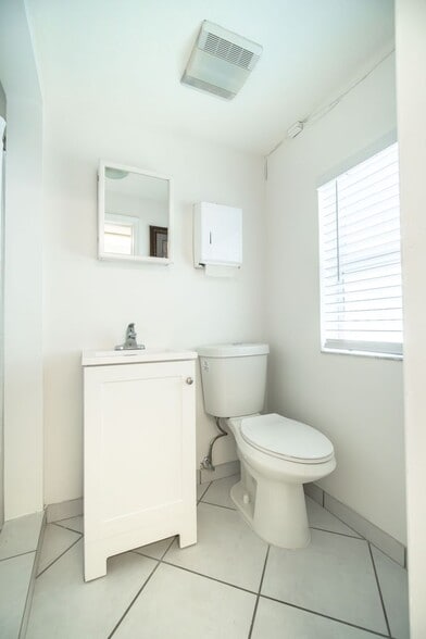 More Photos Of 18 NE 2nd Ave, Dania Beach Office For Sale