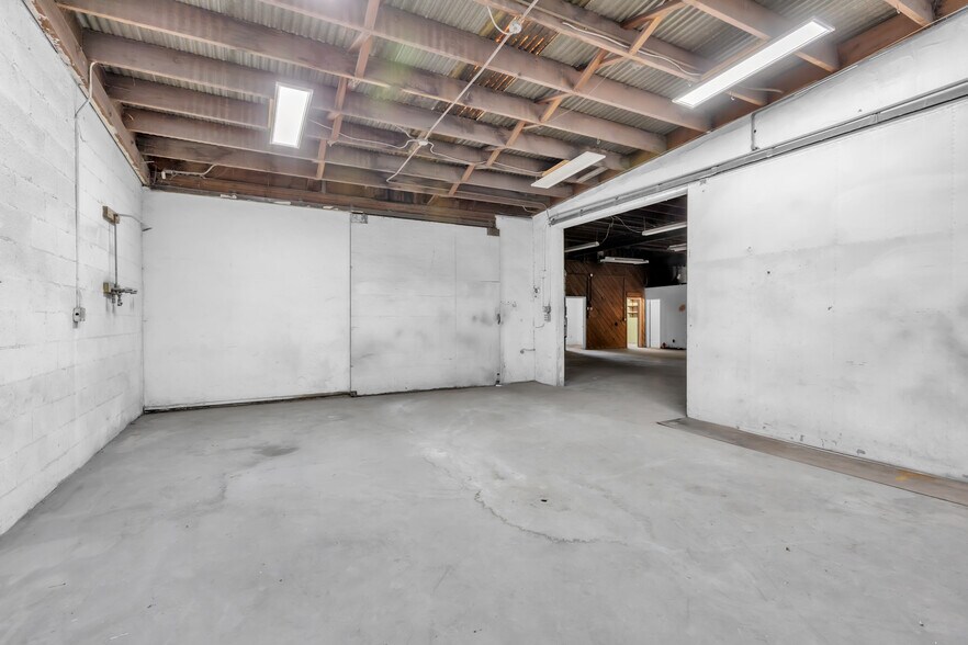 More Photos Of 227 Commission St, Salinas Showroom For Sale