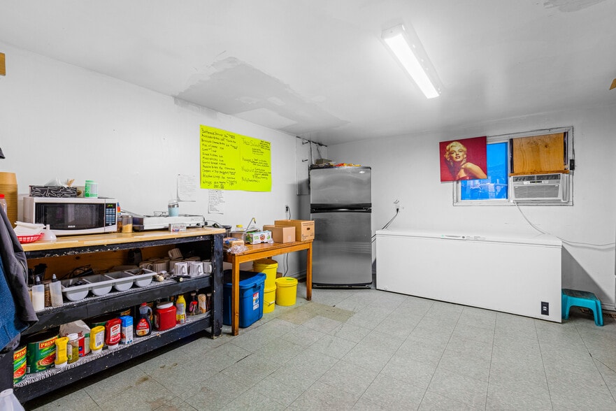More Photos Of 7 Union St, Smiths Falls Restaurant For Sale