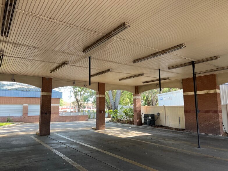 More Photos Of 328 W Brandon Blvd, Brandon Freestanding For Lease