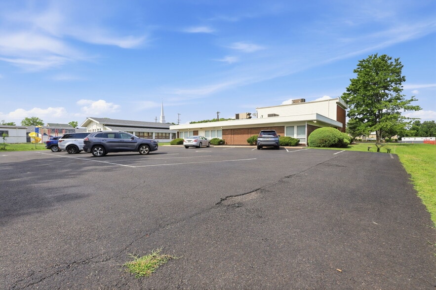 More Photos Of 1568 Woodbourne Rd, Levittown Office For Lease