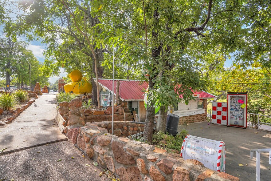 More Photos Of 140 E Lake Dr, Medicine Park Restaurant For Sale