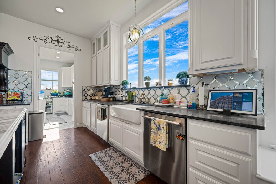 More Photos Of 741 County Road 159, Kenedy Flex For Sale