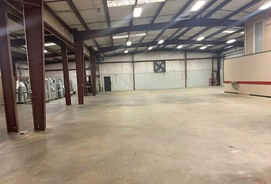 More Photos Of 45-50 Sunbelt Pky, Covington Warehouse For Sale