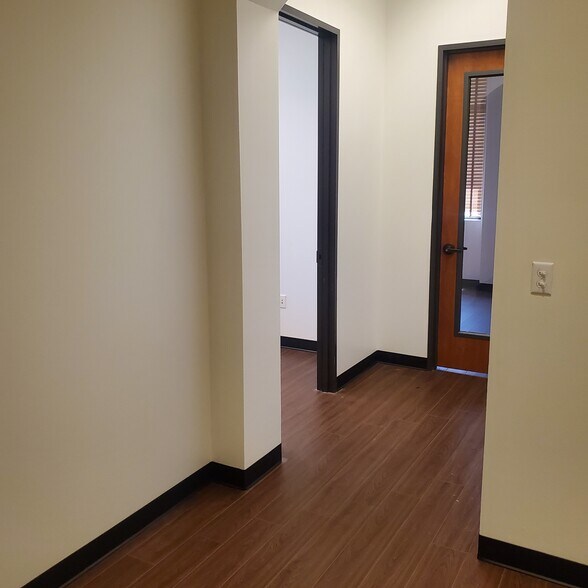 More Photos Of 2806 Flintrock Trace, Lakeway Loft Creative Space For Sale