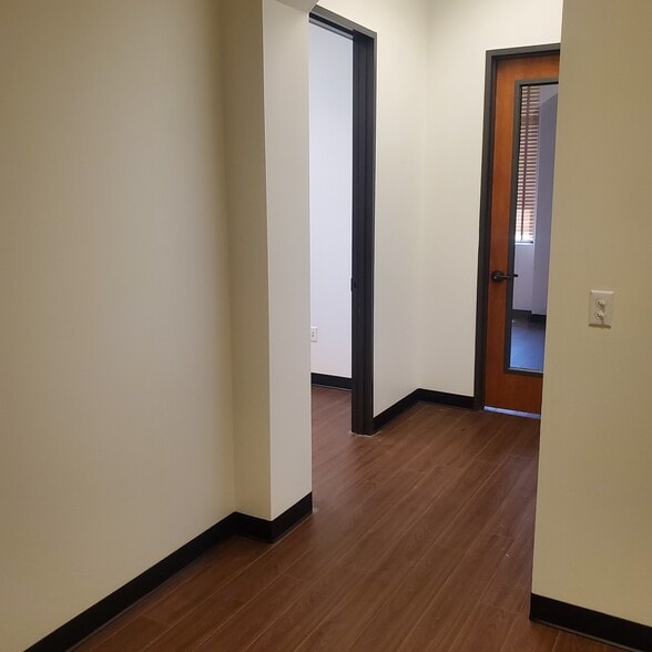 More Photos Of 2806 Flintrock Trace, Lakeway Loft Creative Space For Sale