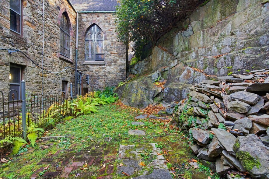 More Photos Of 23-25 Race St, Jim Thorpe Hospitality For Sale