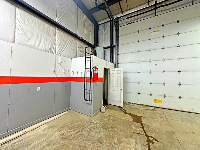 More Photos Of 380 Mackenzie Blvd, Fort McMurray Warehouse For Lease