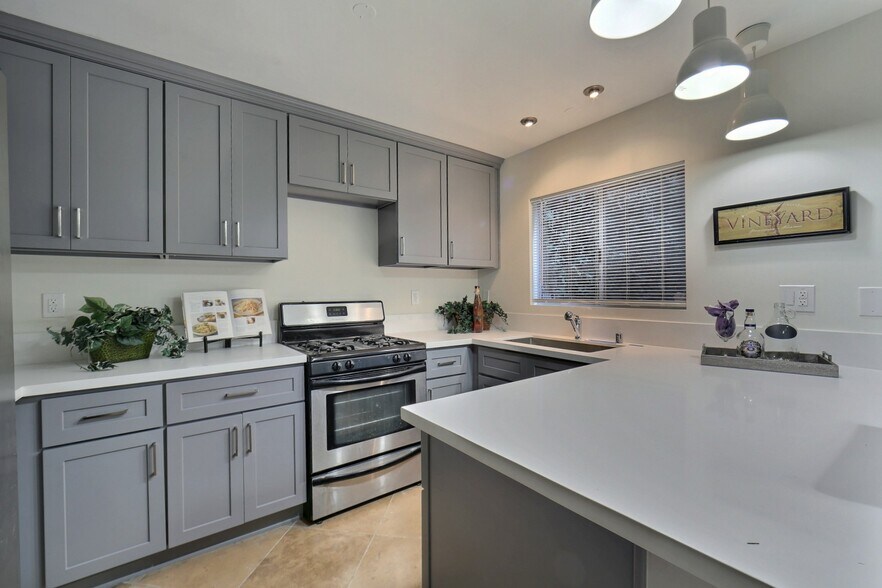 More Photos Of 534 Broadway St, Venice Apartments For Sale