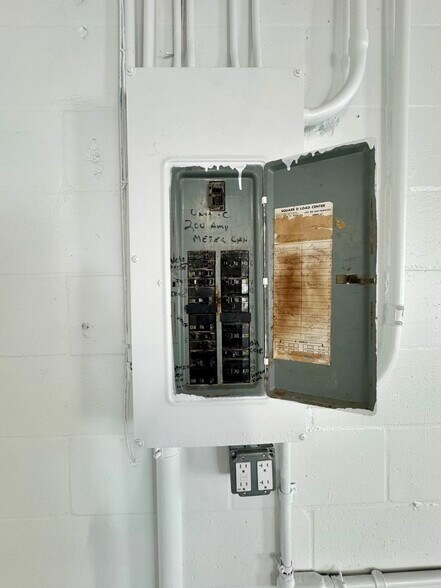 More Photos Of 2323 Bruner Ln, Fort Myers Warehouse For Lease