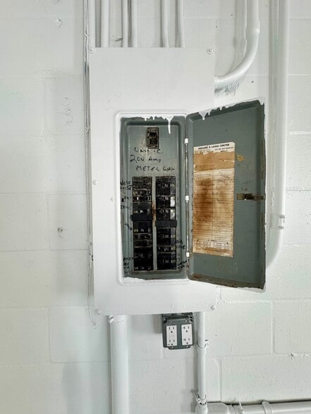 More Photos Of 2323 Bruner Ln, Fort Myers Warehouse For Lease
