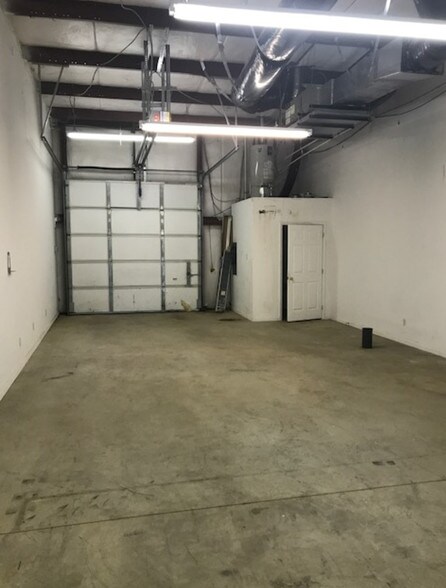 More Photos Of 409 Chicago Dr, Fayetteville Flex For Lease