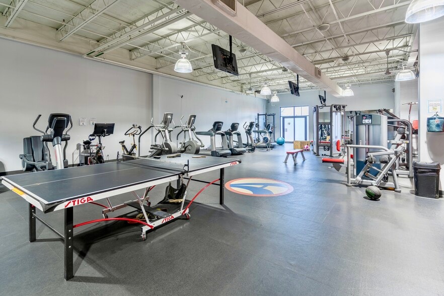 More Photos Of 7230 N Caldwell Ave, Niles Flex For Lease