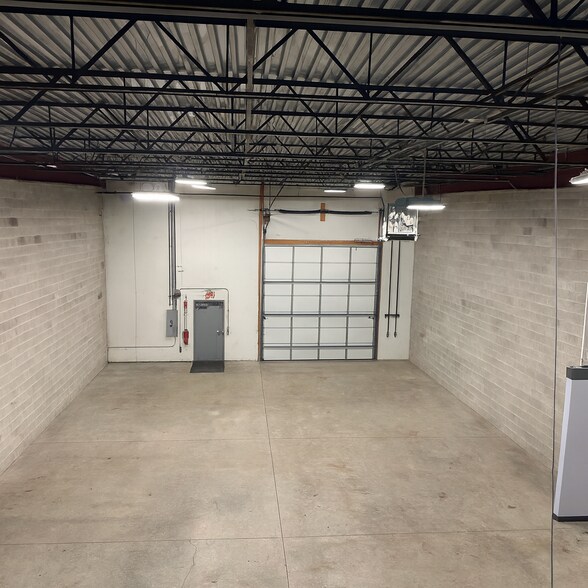 More Photos Of 780 Ridgeview Dr, Mchenry Flex For Sale