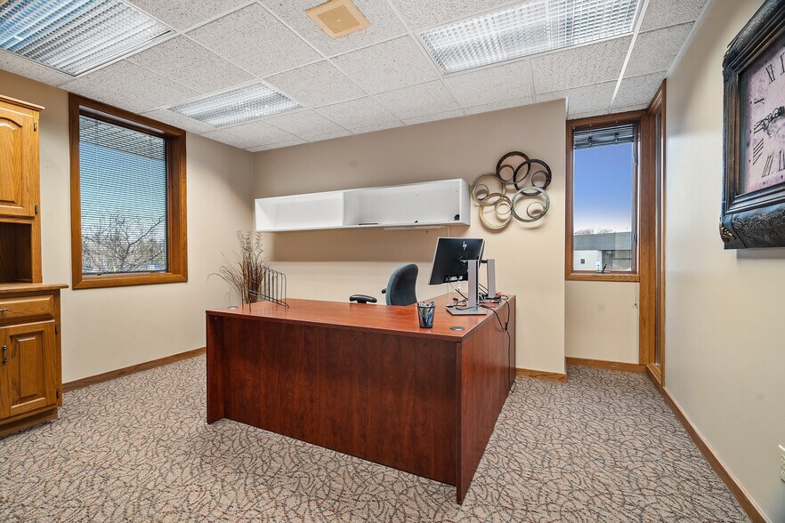 More Photos Of 812 Cormier Rd, Ashwaubenon Office For Lease