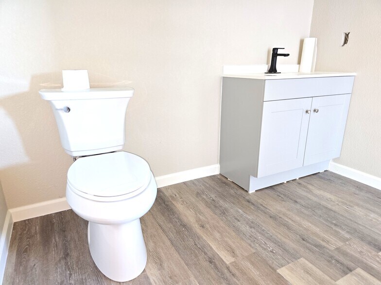 More Photos Of 6366-6414 FM 1715, Lampasas Flex For Lease