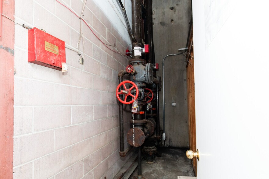 More Photos Of 1215 W Poplar St, Walla Walla Distribution For Lease