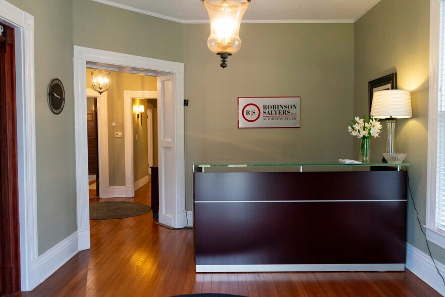 More Photos Of 909 Main St, Shelbyville Office Residential For Sale