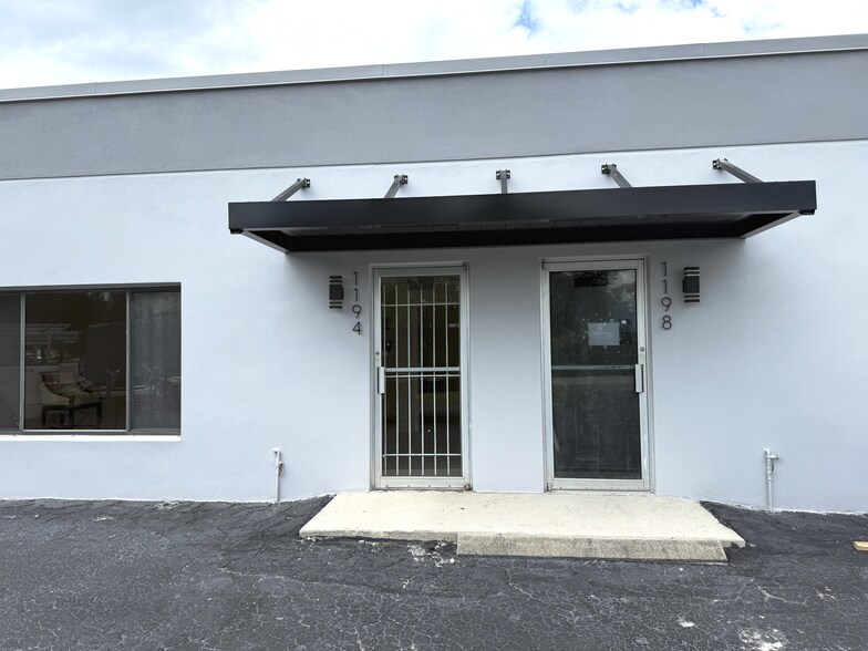 More Photos Of 1194 Hemingway Dr, Fort Myers Flex For Sale