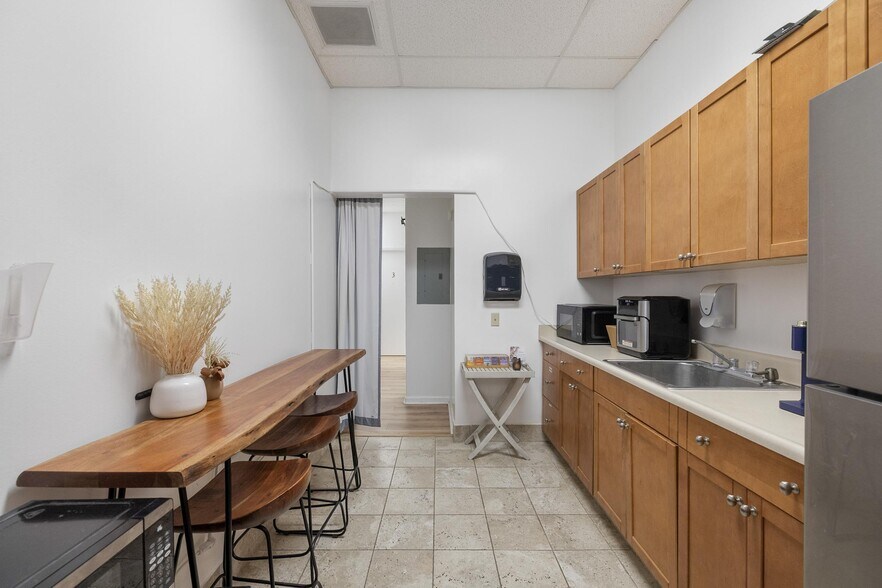 More Photos Of 98-1247 Kaahumanu St, Aiea Medical For Sale