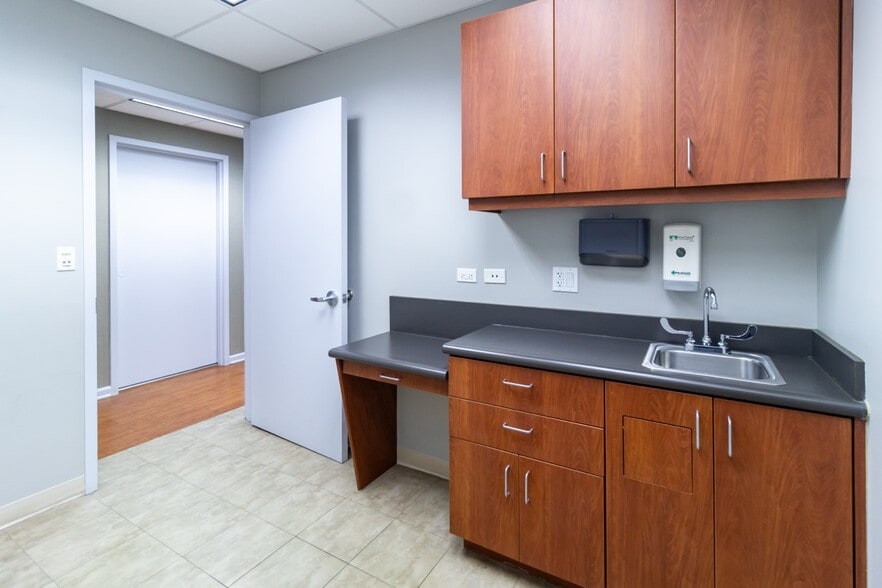 More Photos Of 2400 N Ashland Ave, Chicago Medical For Lease