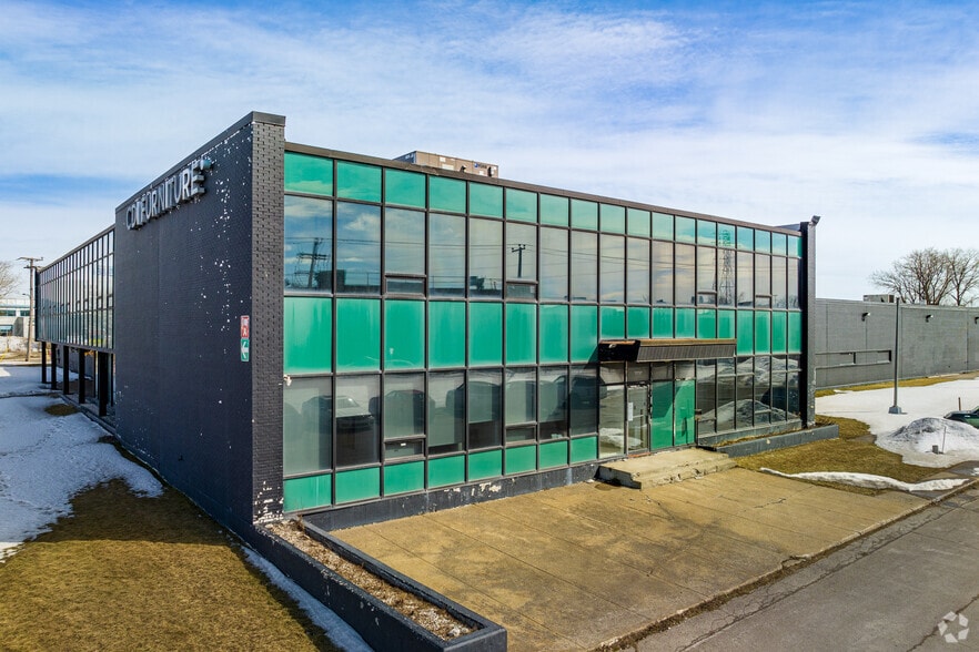 Primary Photo Of 5950 Ch De La Côte-De-Liesse, Mont-Royal Distribution For Sale