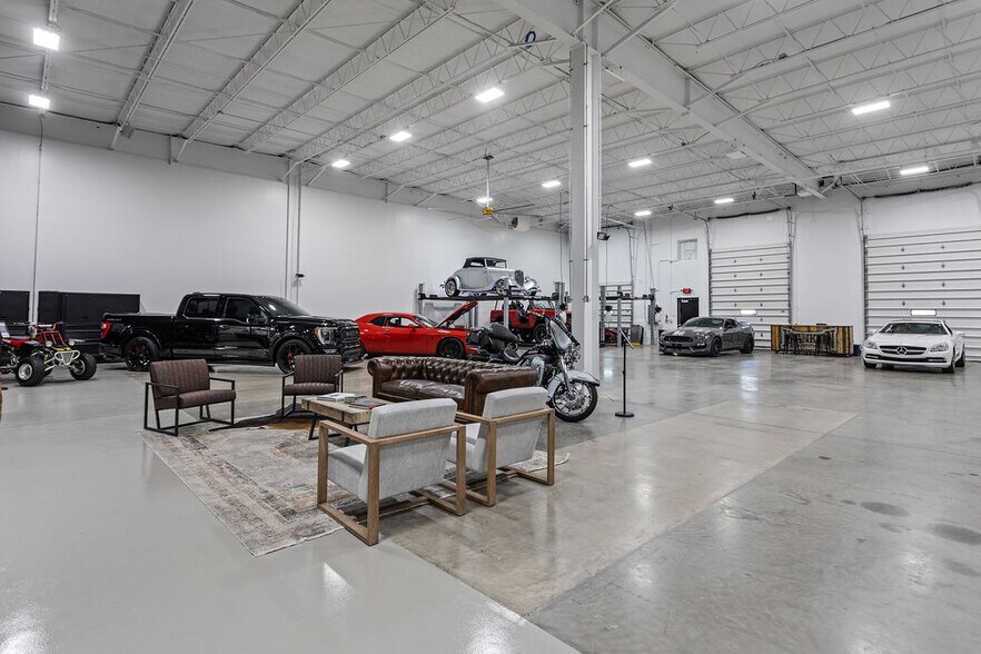 More Photos Of 3455 Centerpoint Dr, Grove City Warehouse For Lease