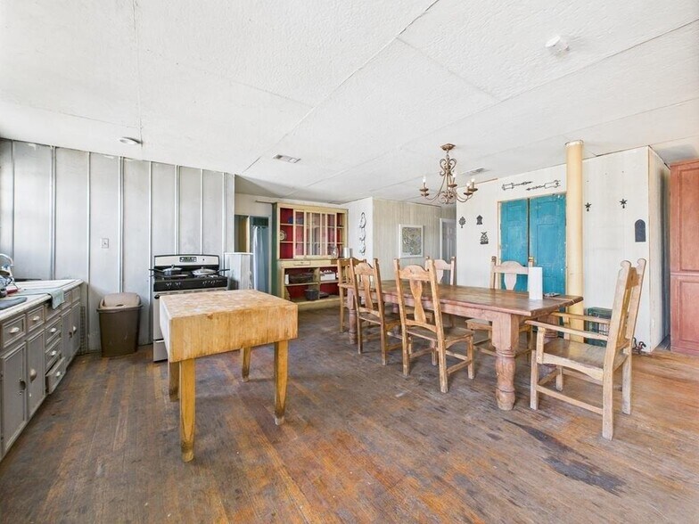 More Photos Of 236 S Oak St, Pecos Storefront For Sale