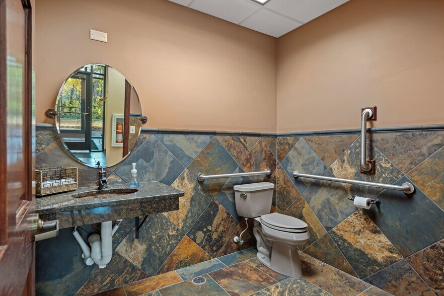 More Photos Of 225 Cedardale Dr SE, Owatonna Office For Sale