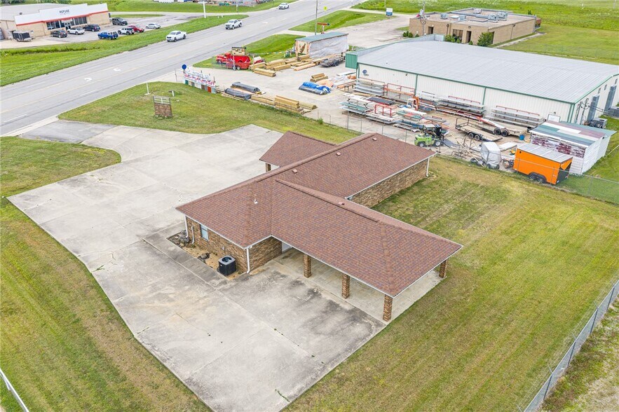 More Photos Of 706 W Broadway St, Spiro Medical For Sale