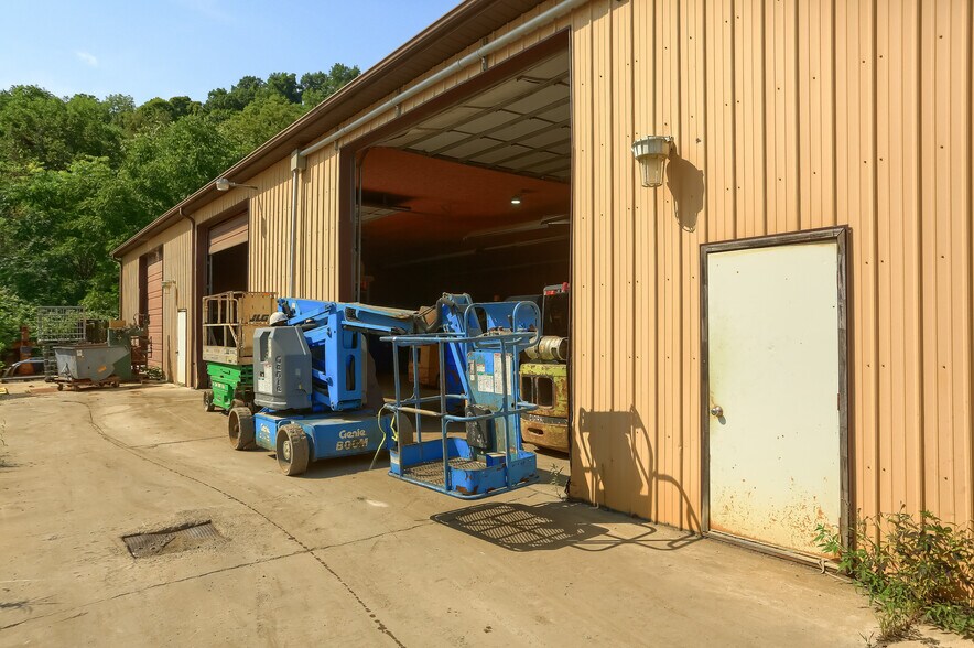 More Photos Of 740 Greensburg Rd, New Kensington Warehouse For Lease