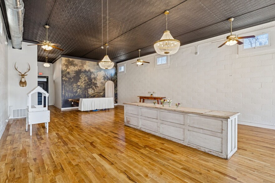 More Photos Of 606 High St, Comfort Storefront For Sale