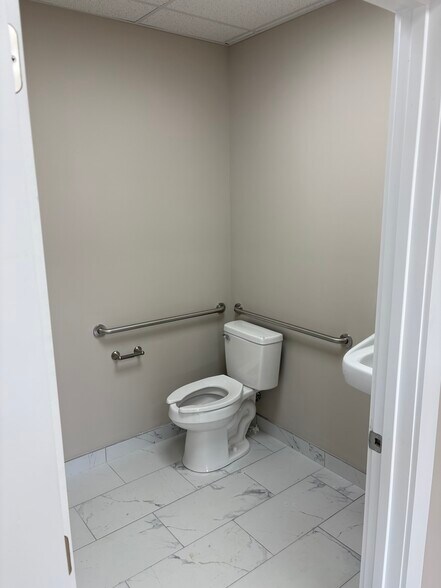 More Photos Of 15005 Fort Campbell Blvd, Oak Grove Office For Lease
