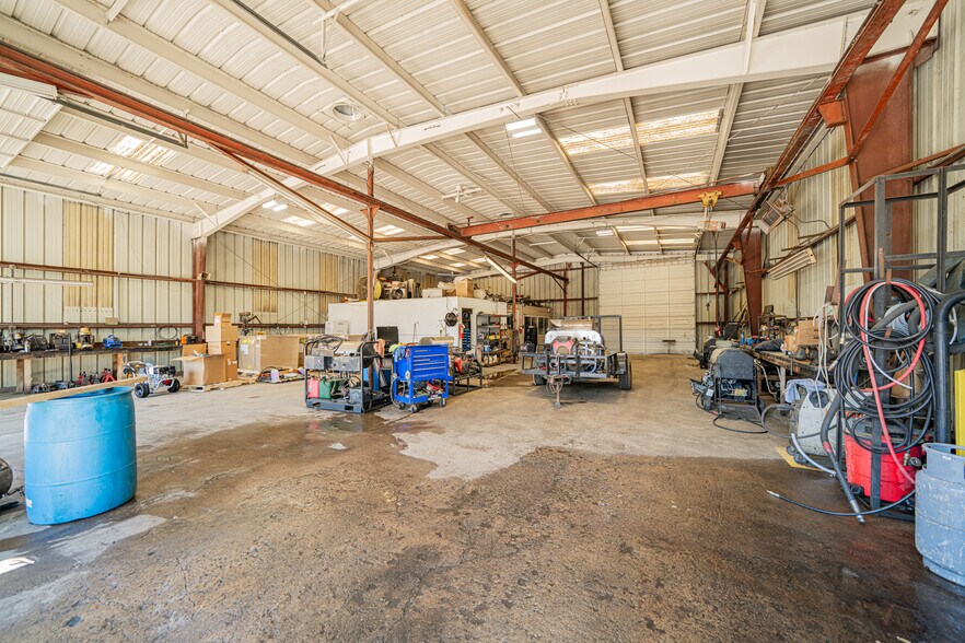 More Photos Of 118 Industrial Blvd, Kilgore Flex For Lease