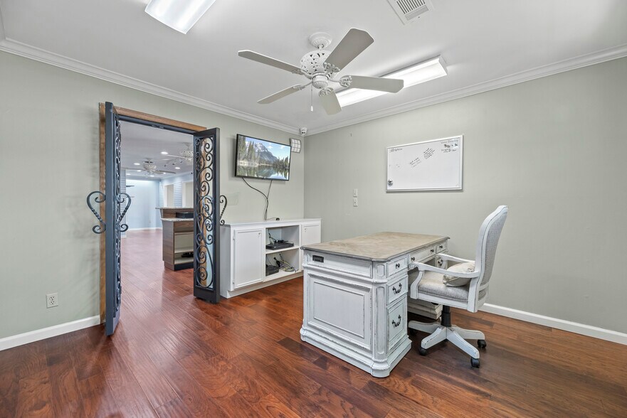 More Photos Of 1001 Avenue A, Katy Storefront Retail Office For Lease