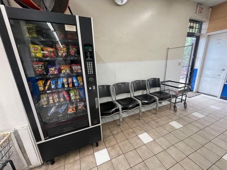 More Photos Of 655 Rouse St, Houston Storefront For Sale