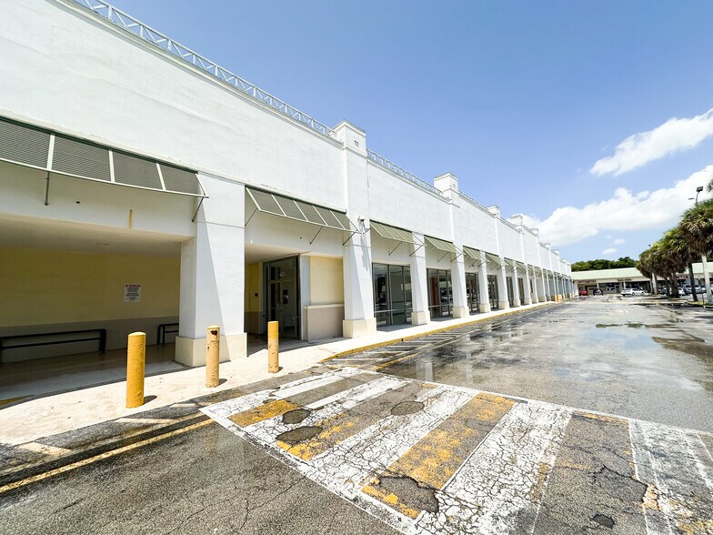 More Photos Of 7841-7899 Pines Blvd, Pembroke Pines Supermarket For Sale